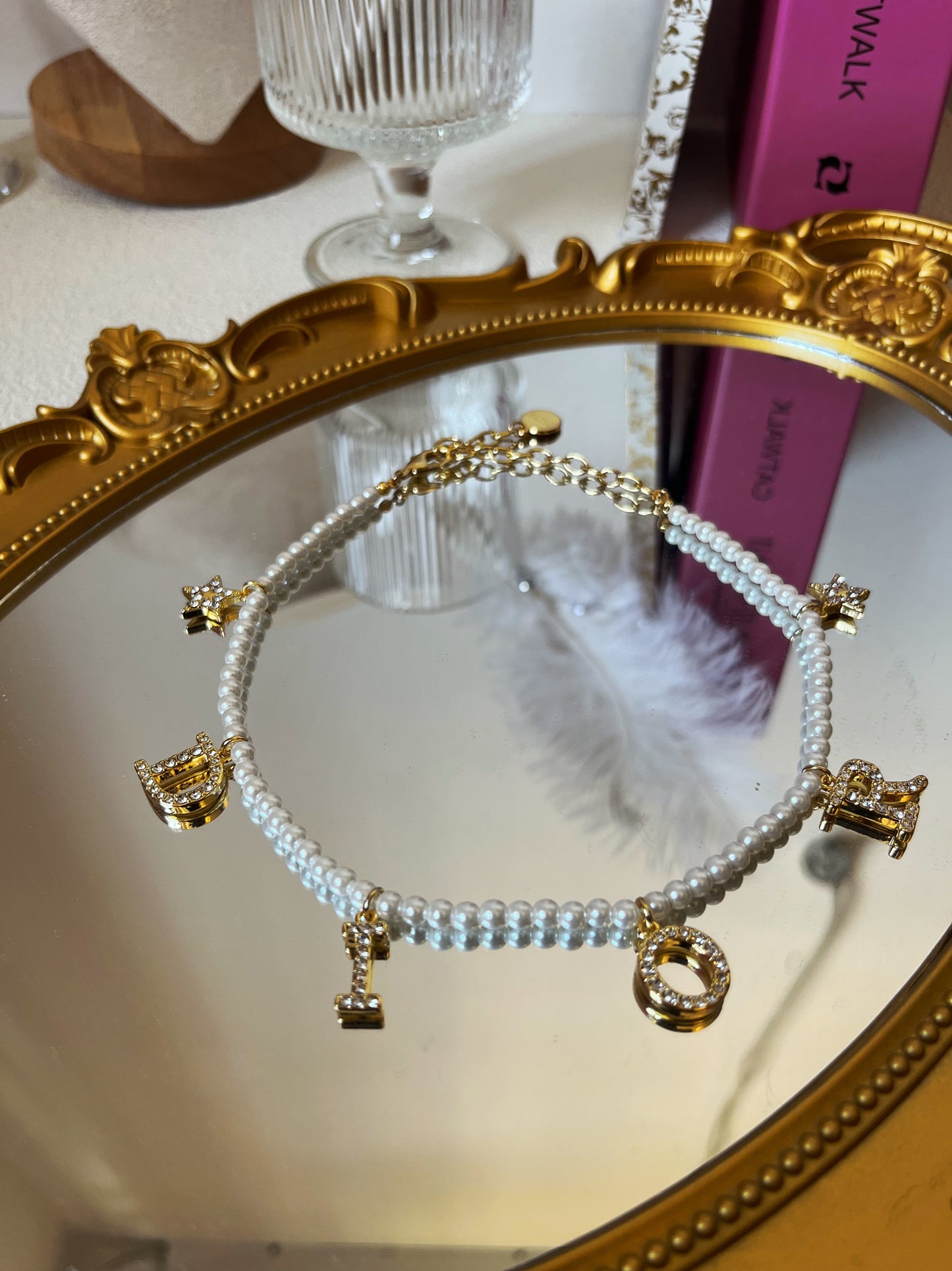 Collar de perlas con letras CD