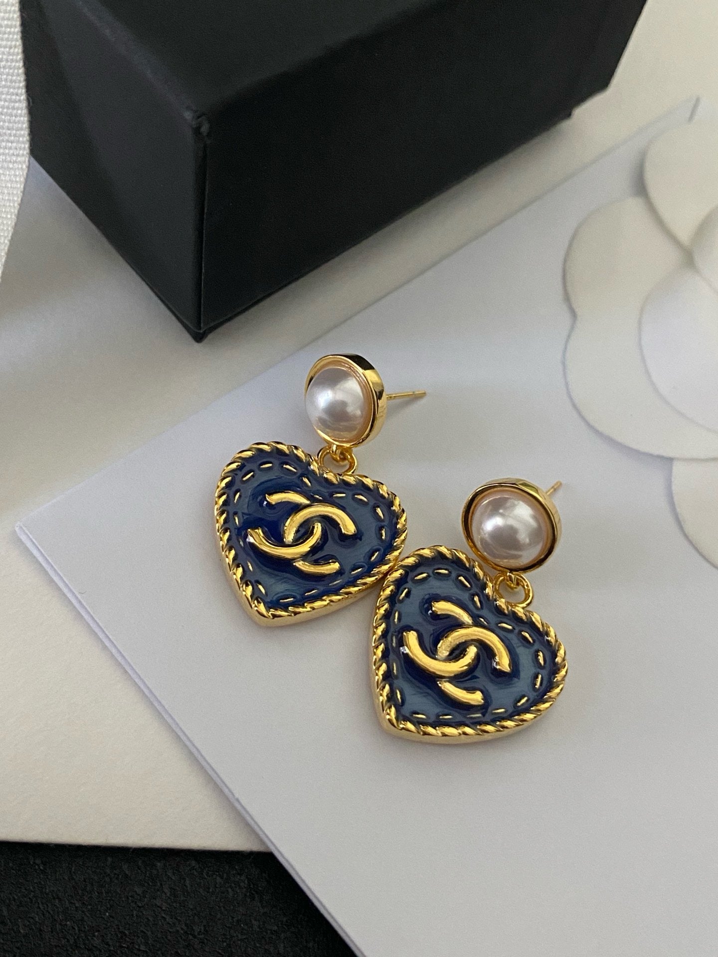 Cici Pearl heart earrings