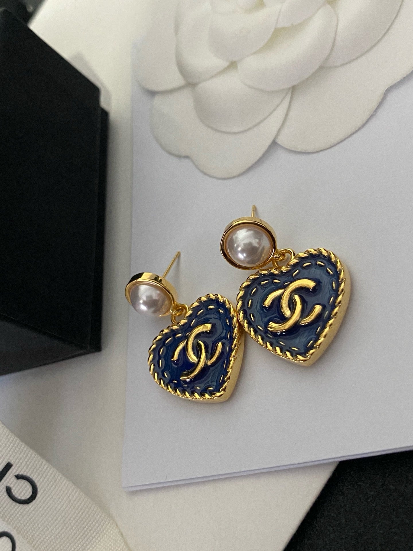 Cici Pearl heart earrings