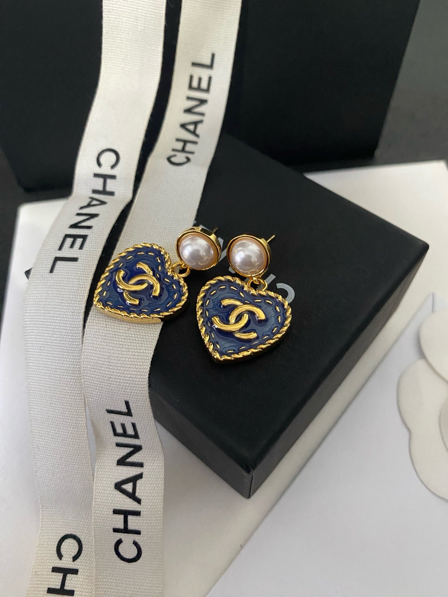 Cici Pearl heart earrings