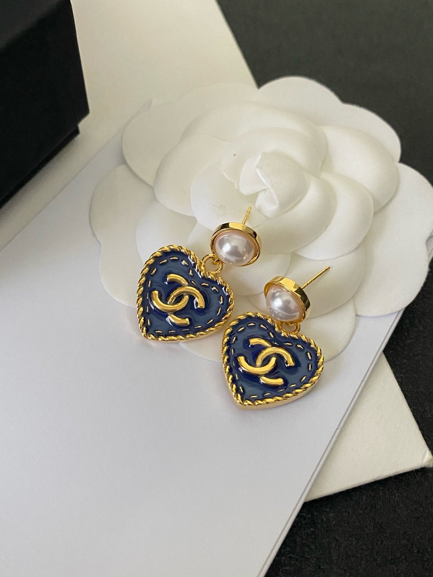 Cici Pearl heart earrings
