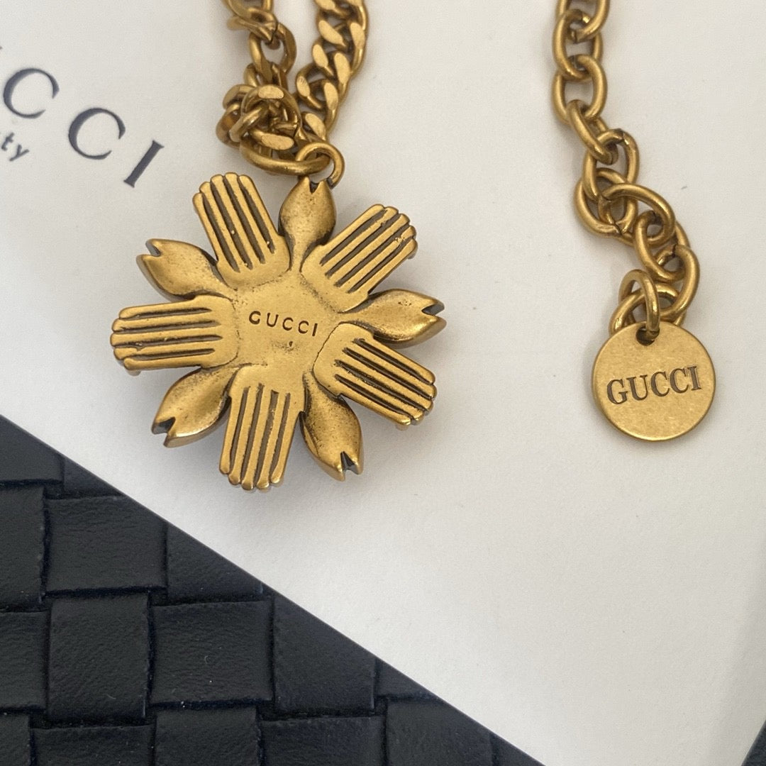 GG daisy necklace