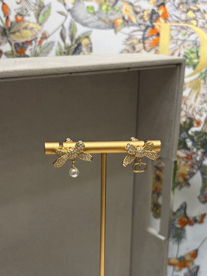 Dia Crystal Bow & Pearl Asymmetric Earrings