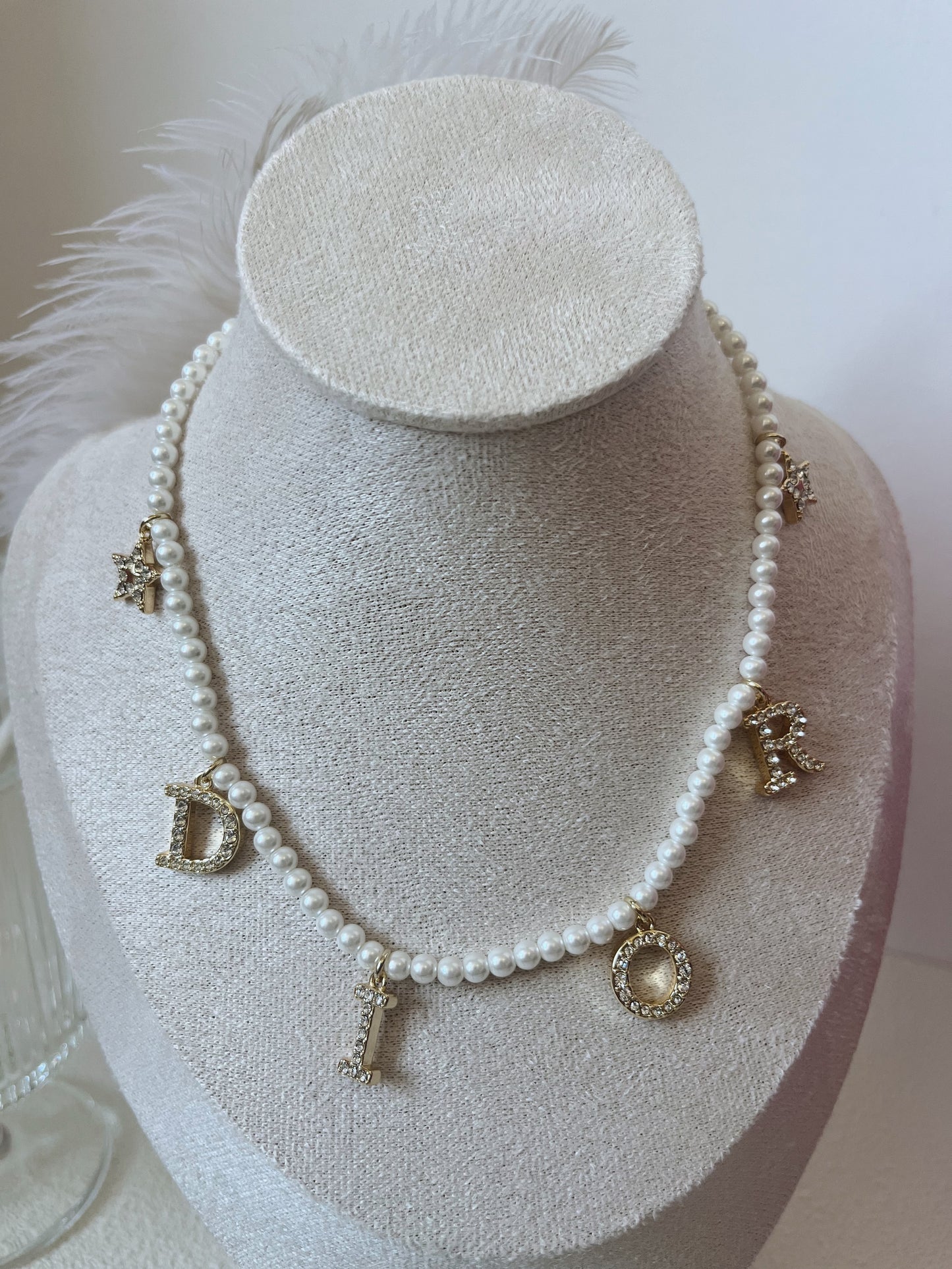 Collar de perlas con letras CD
