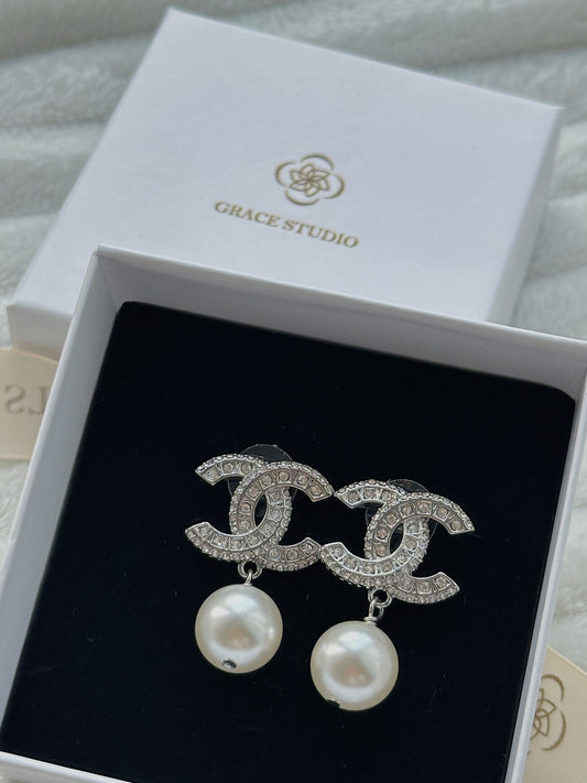 karolin C pearl earrings