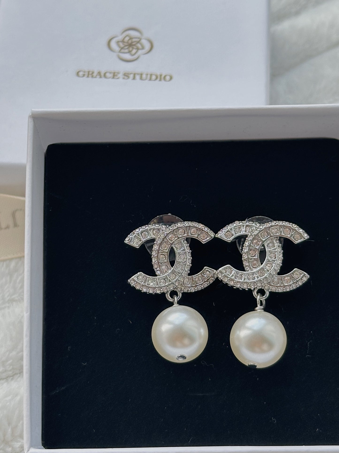karolin C pearl earrings