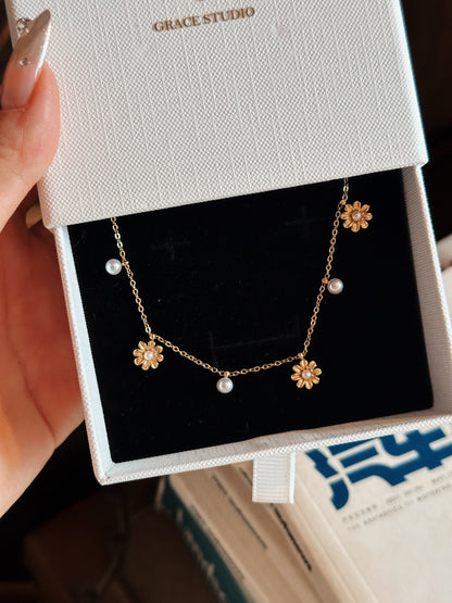Minimalist Daisy Necklace