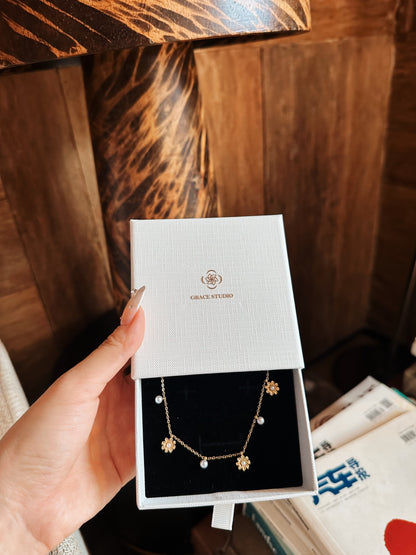 Minimalist Daisy Necklace