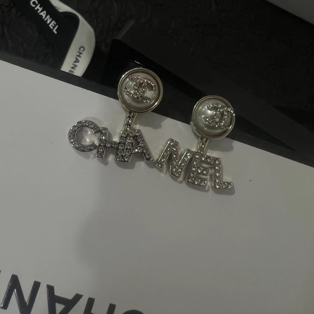 Pendientes con letras de perlas de coco