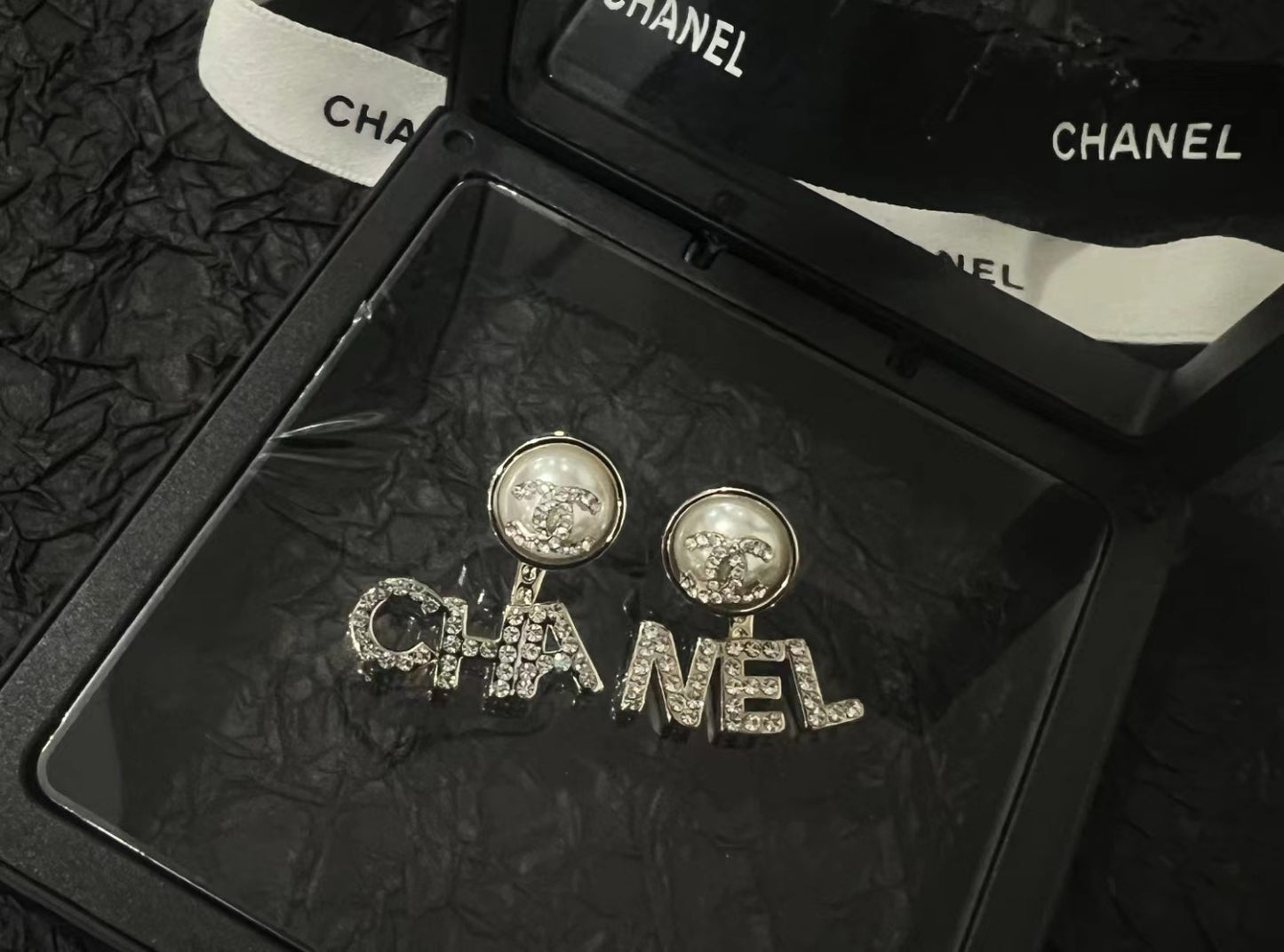 Pendientes con letras de perlas de coco