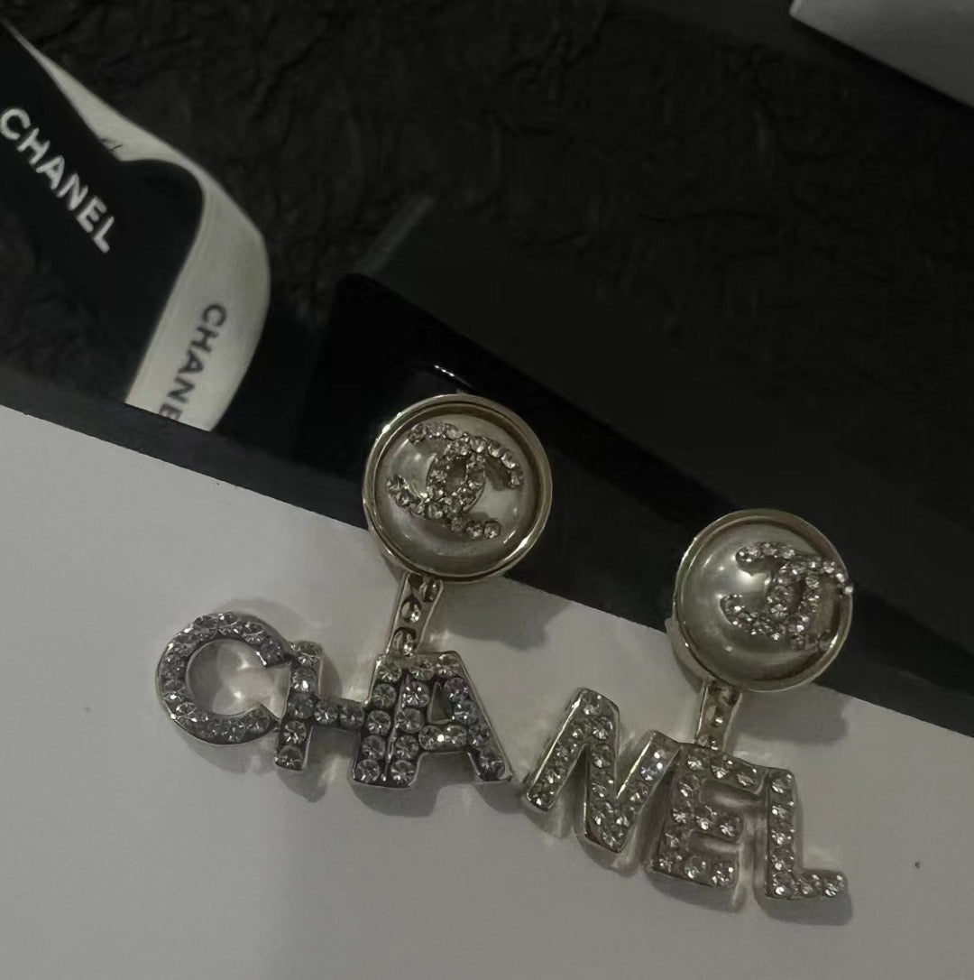 Pendientes con letras de perlas de coco
