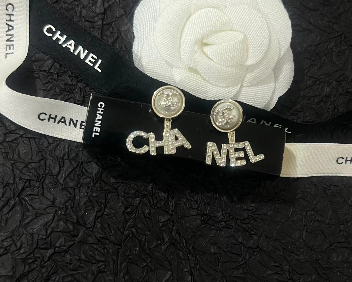 Pendientes con letras de perlas de coco