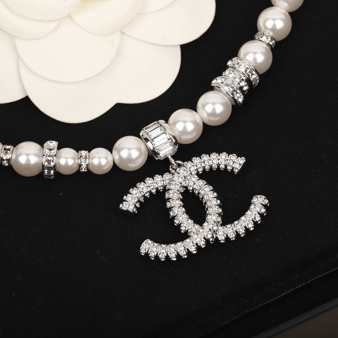 Cinciya pearl necklace