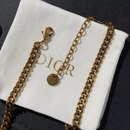 Jadio crystal necklace