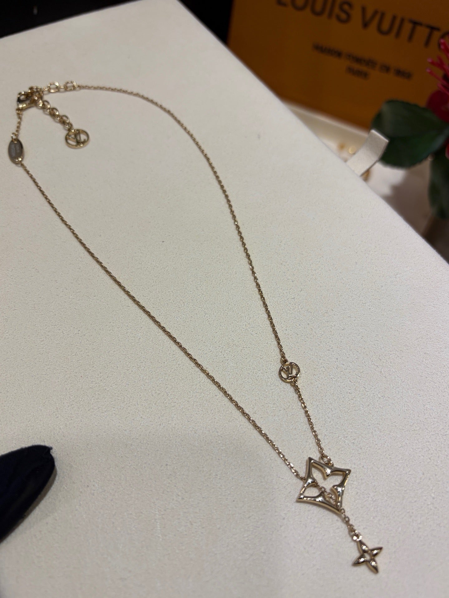 Luv golden star necklace