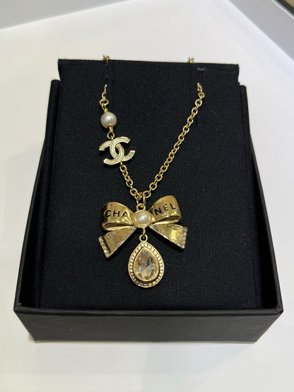 CC luxury bow necklace