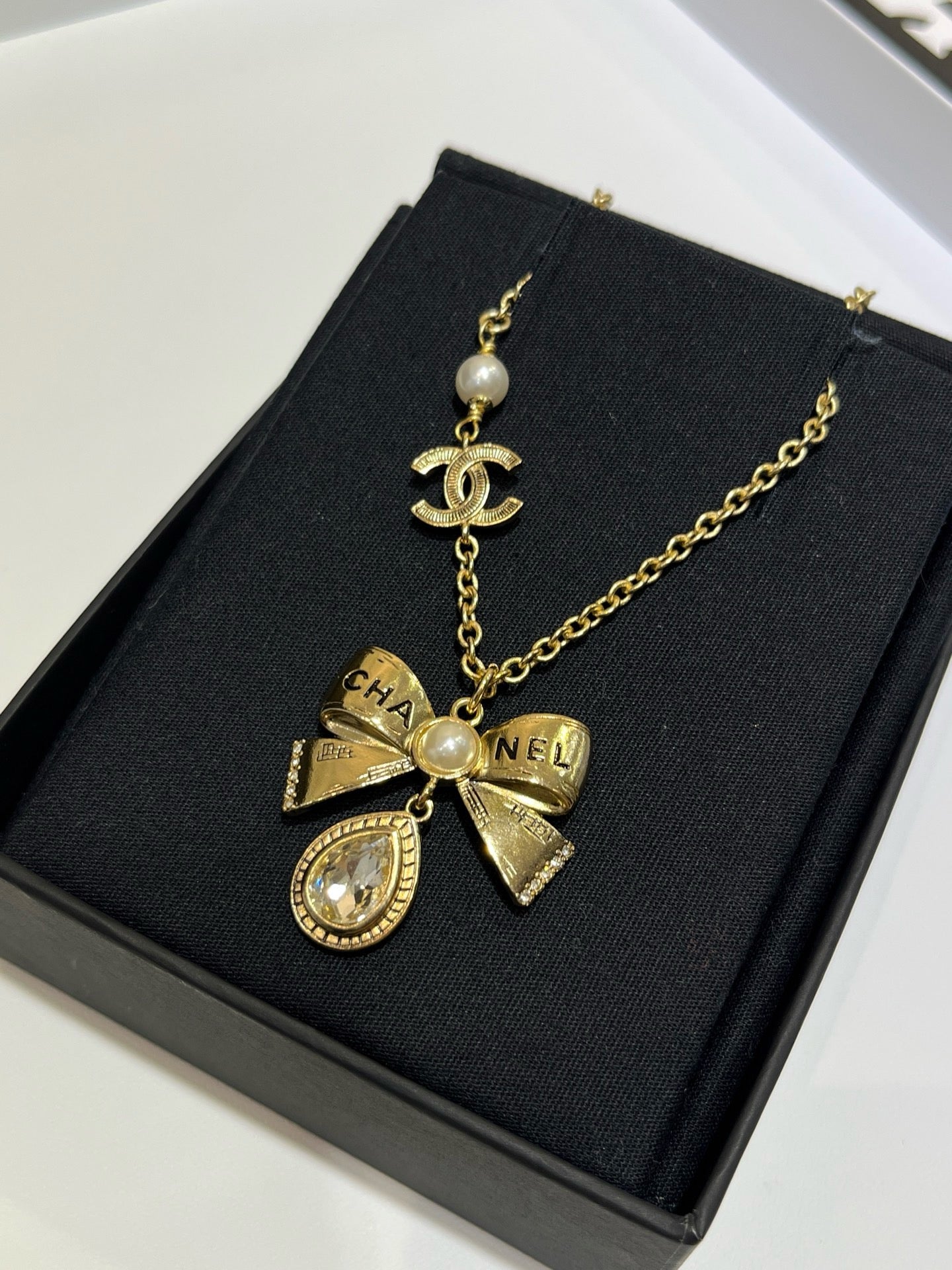 CC luxury bow necklace